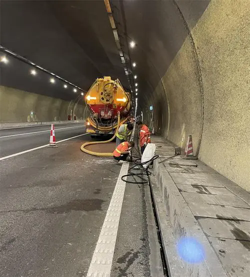 秀峰隧道排水渠清淤